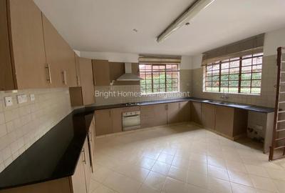 6 Bed Townhouse with En Suite at Lavington - 3