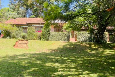 5 Bed House with En Suite in Lavington - 4