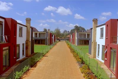 4 Bed House with En Suite in Ridgeways
