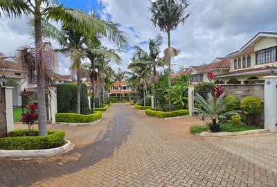 4 Bed Townhouse with En Suite in Brookside - 2