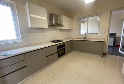4 Bed Apartment with En Suite in Parklands - 2