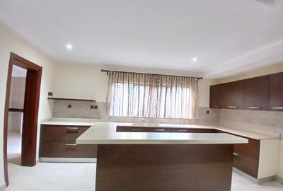 5 Bed Townhouse with En Suite at Lavington Green - 4
