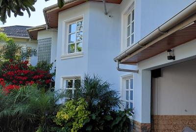 5 Bed House with En Suite in Runda - 2
