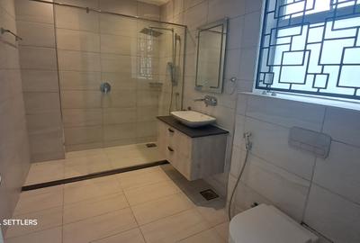 3 Bed Apartment with En Suite at Rhapta Rd