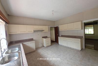 4 Bed House with Garden in Rosslyn - 2