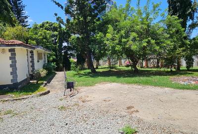 Commercial Property with Service Charge Included at Links Road