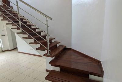 4 Bed Townhouse with En Suite in Spring Valley - 2