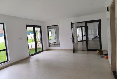 7 Bed House with En Suite in Runda