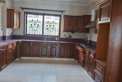 5 Bed Townhouse with En Suite in Lavington - 4