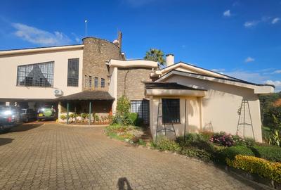5 Bed House with En Suite in Runda