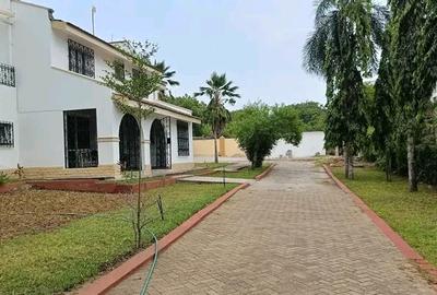 Commercial Property with Service Charge Included at Links Road