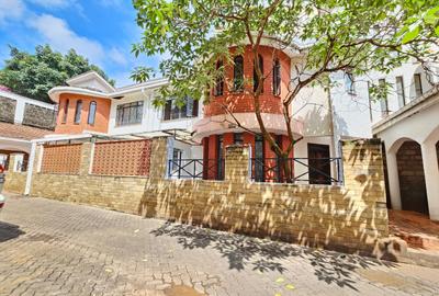 5 Bed House with En Suite in Brookside