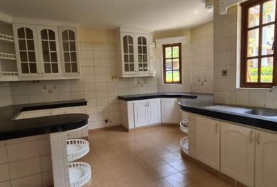 5 Bed Townhouse with En Suite at Lavington - 2