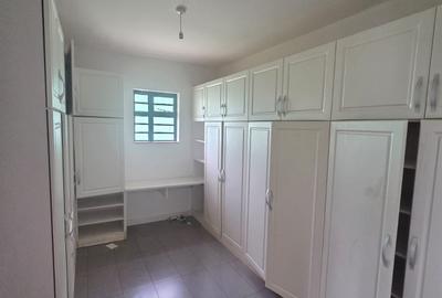 4 Bed House with En Suite in Runda - 2