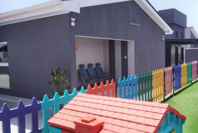 Serviced 2 Bed Apartment with En Suite in Riverside