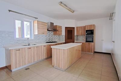 3 Bed Apartment with En Suite in Lavington - 4