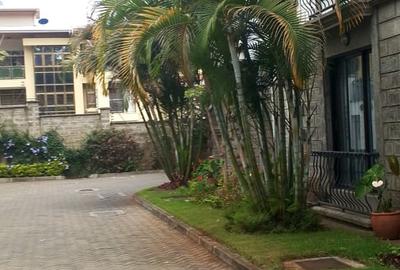 Serviced 3 Bed Apartment with En Suite in Dennis Pritt - 4