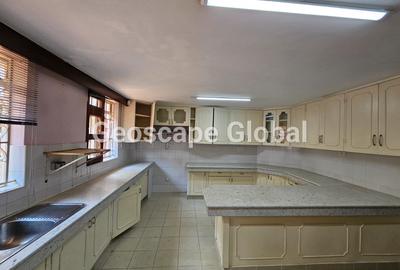 5 Bed House with En Suite in Runda