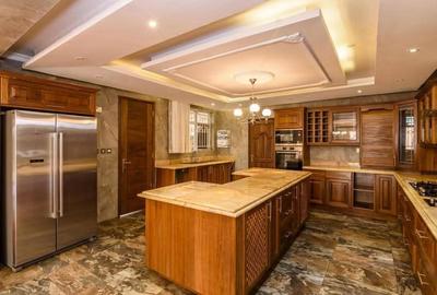 4 Bed House with En Suite in Runda - 2