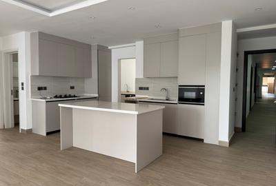 Serviced 3 Bed Apartment with En Suite in Riverside