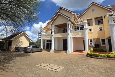 5 Bed House with En Suite in Ridgeways - 2