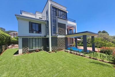 4 Bed House with En Suite at Centre Piece