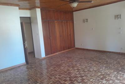 5 Bed House with En Suite in Runda - 4