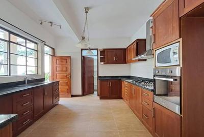 4 Bed Townhouse with En Suite in Spring Valley - 3
