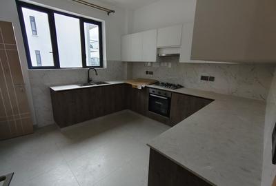 3 Bed Apartment with En Suite in Brookside - 4