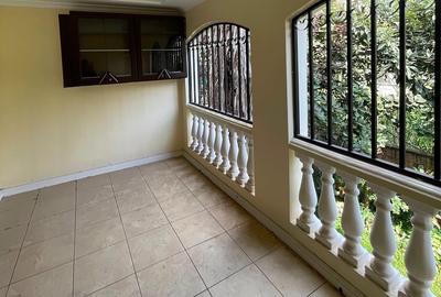4 Bed House with En Suite in Lavington - 2