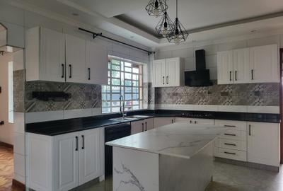 5 Bed House with En Suite in Runda - 2