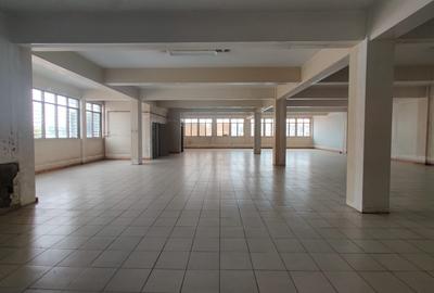 1,786 ft² Commercial Property with Service Charge Included in Industrial Area - 2