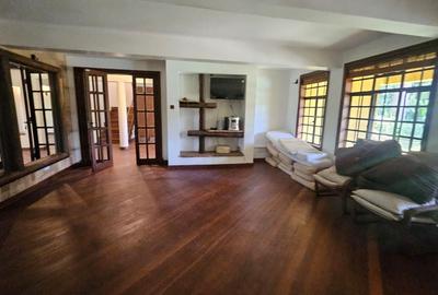 6 Bed House with En Suite in Runda - 2