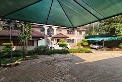 5 Bed House with En Suite at Lavington Green