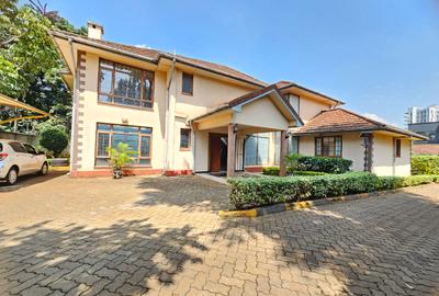 5 Bed House with En Suite in Runda