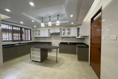 5 Bed Townhouse with En Suite in Lavington - 3