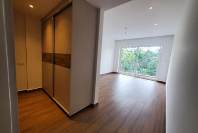 5 Bed Apartment with En Suite in General Mathenge