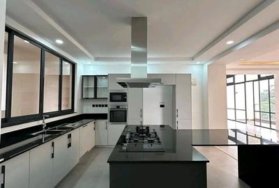 4 Bed Apartment with En Suite in Riverside - 3