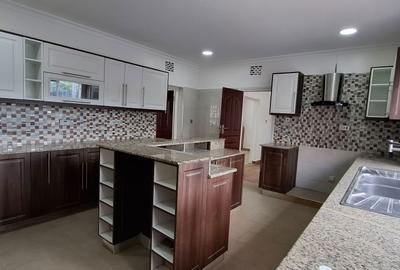 5 Bed House with En Suite in Garden Estate
