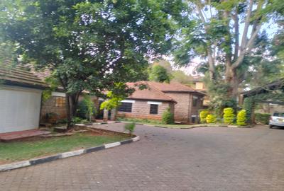 4 Bed House with En Suite in Lavington - 4