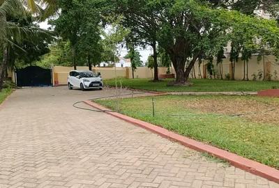 Commercial Property with Service Charge Included at Links Road