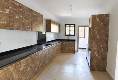 3 Bed Apartment with En Suite in Rhapta Road