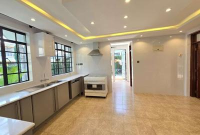 4 Bed House with En Suite in Lavington