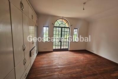 5 Bed House with En Suite in Runda