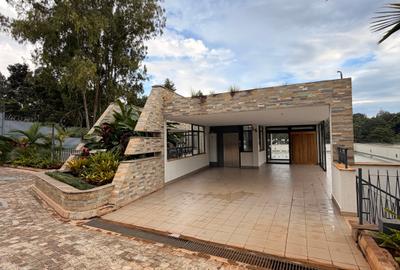 4 Bed Villa with En Suite in Spring Valley - 2
