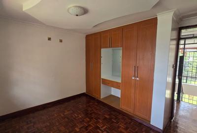 5 Bed House with En Suite in Runda