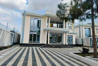 5 Bed Townhouse with En Suite at Kimbo Mugutha