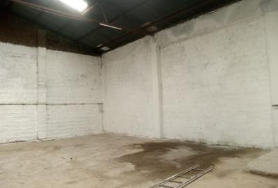 16,000 ft² Warehouse with Parking in Industrial Area