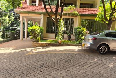 5 Bed House with En Suite in Lavington - 2