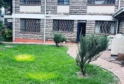 5 Bed House with En Suite at Lavington Green